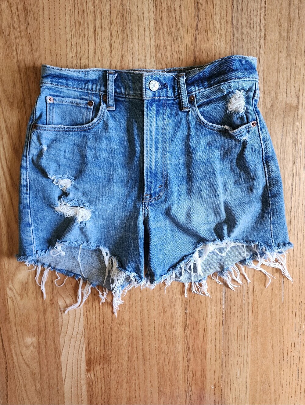 Abercrombie & Fitch Women's 'The 4" Mom Short' High Rise Frayed Denim Size 2/26